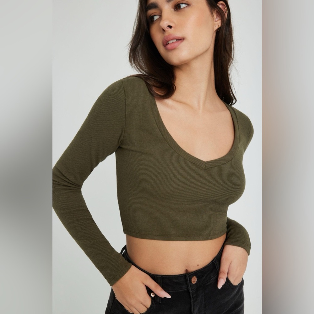 Garage long sleeve cropped V neck top.